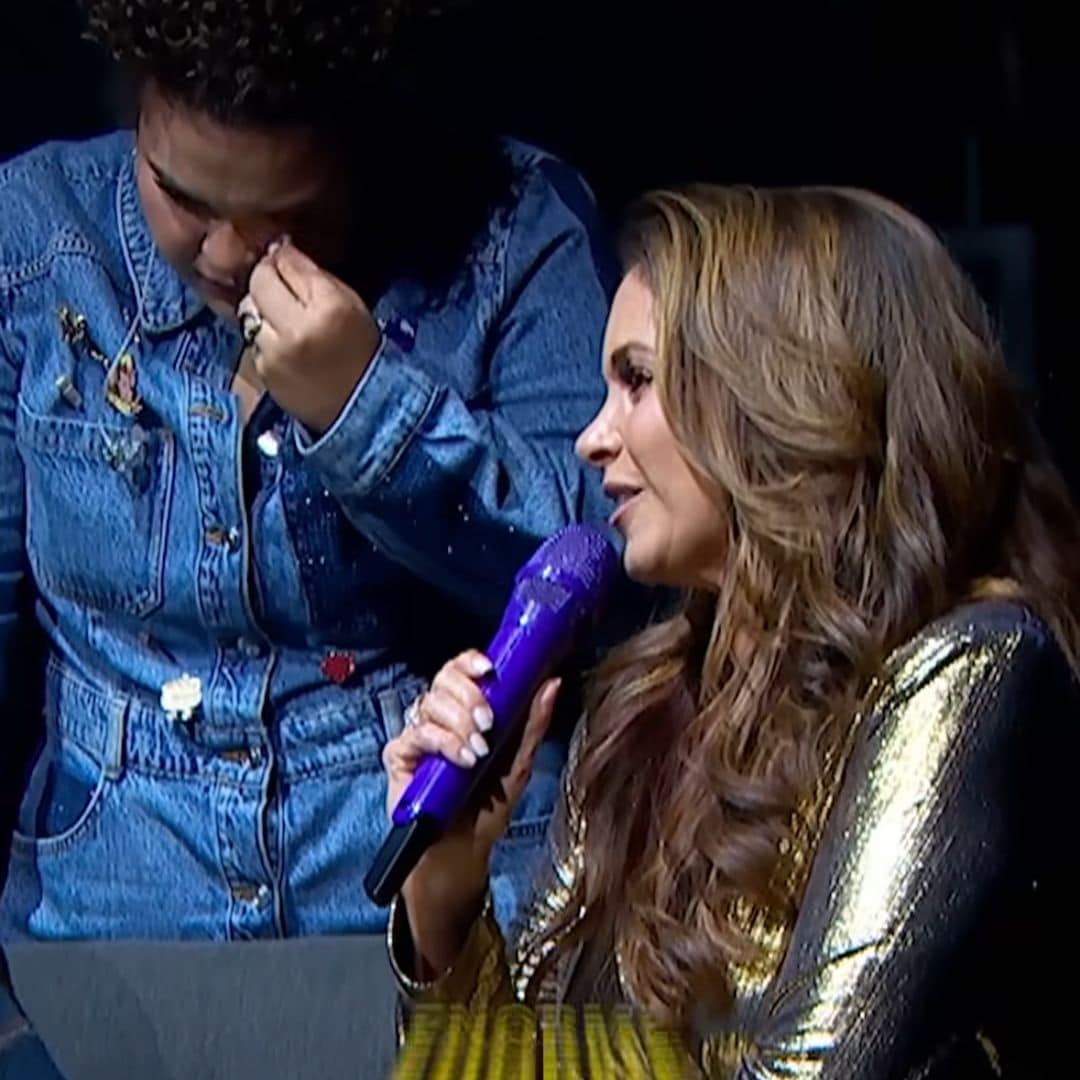 Lucero dedicando unas palabras a su expareja, mientras Lucerito no puede de contener el llanto.