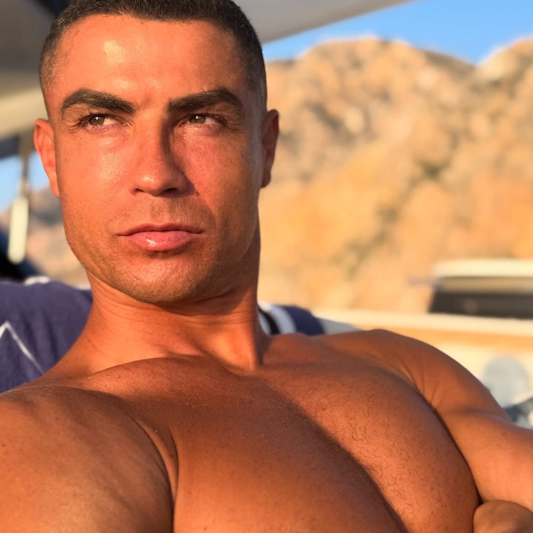 El aperitivo castizo con el que Cristiano Ronaldo anima sus vacaciones: jamón ibérico, regañás, aceitunas, pepinillos y patatas fritas junto a la piscina
