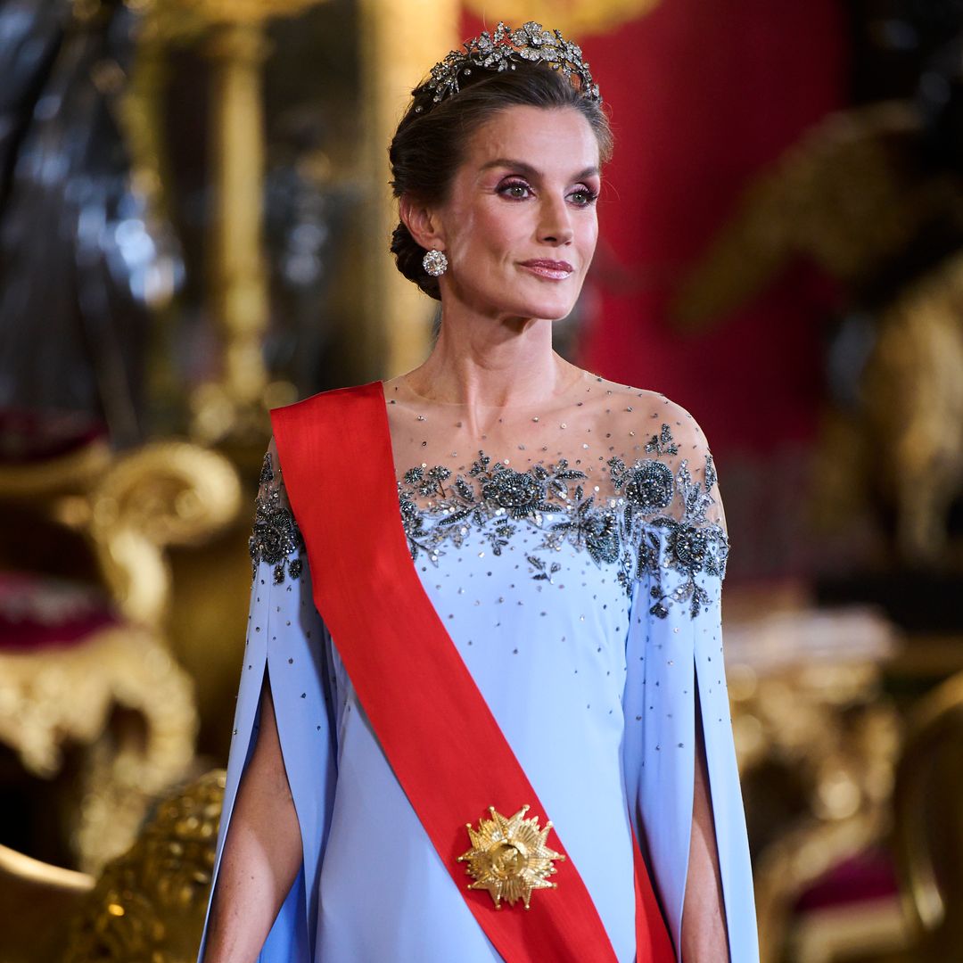 El vestido de gala 'Frozen' de la reina Letizia en el banquete con los Macron: un diseño de Carolina Herrera con capa, transparencias y escote bordado