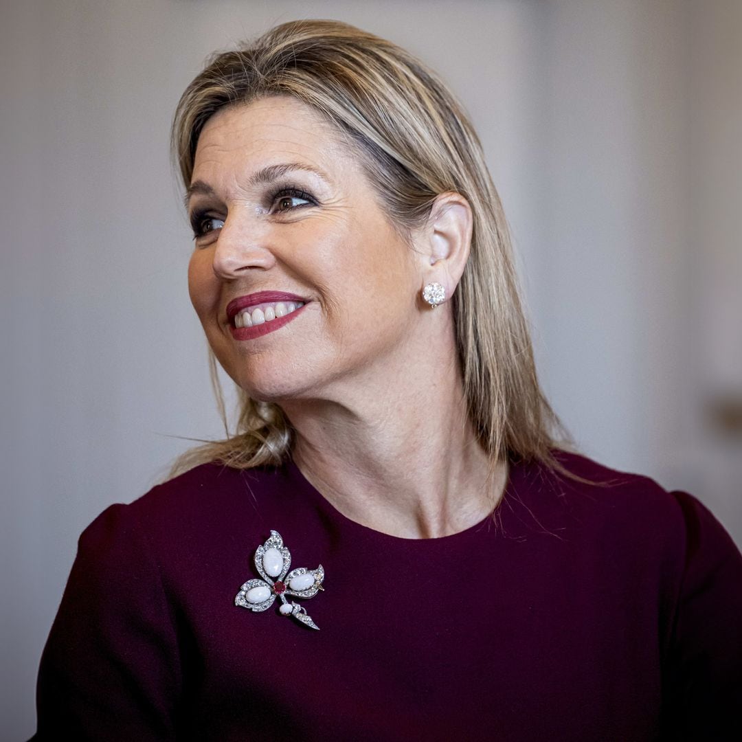 Máxima de Holanda confirma su estampado favorito para entretiempo con 3 looks diferentes en 2 horas