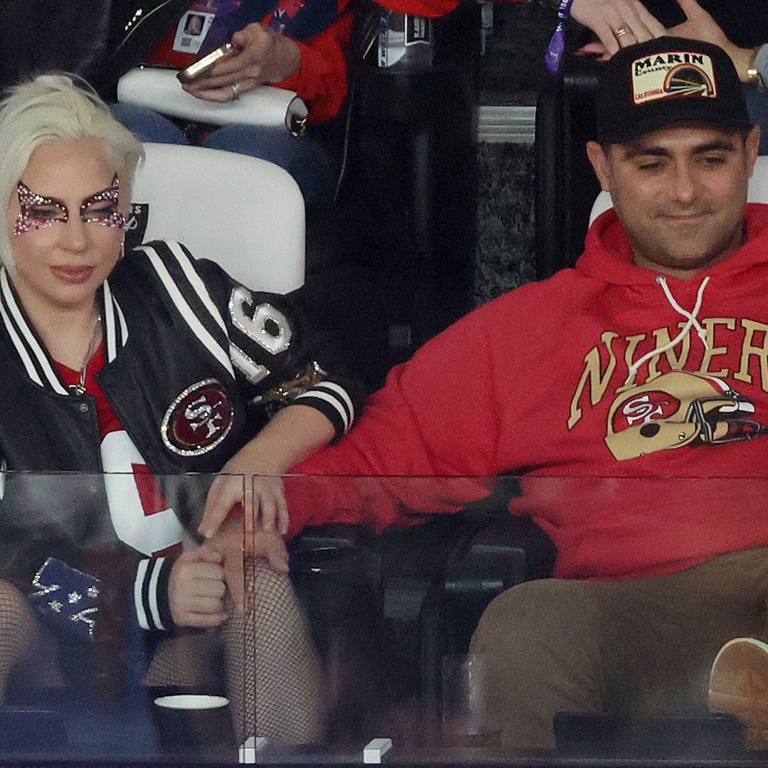 Lady Gaga y Michael Polansky viendo la Super Bowl LVIII el 11 de febrero de 2024 en Las Vegas