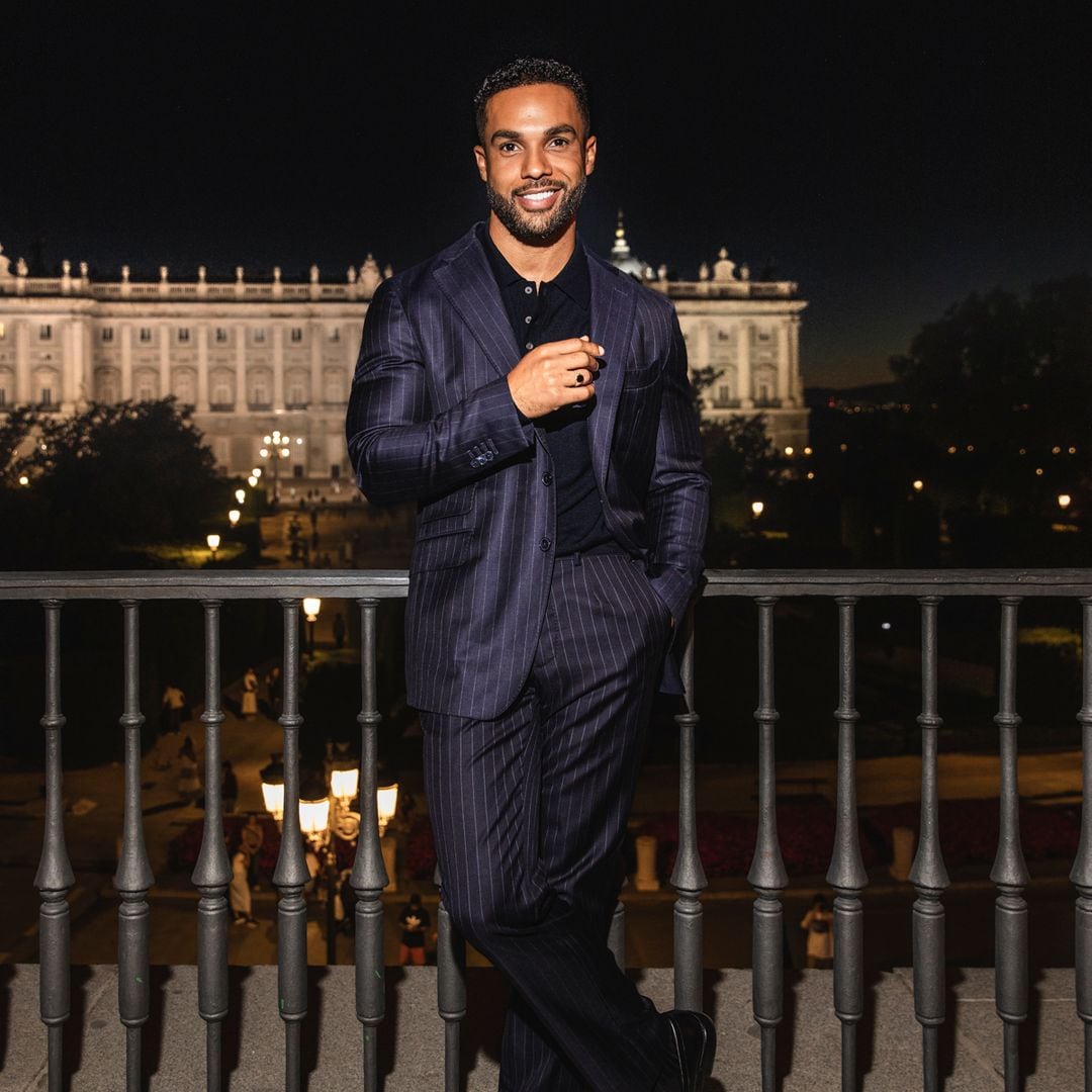 Lucien Laviscount, el nuevo galán de la moda española, brilla en la cena inaugural de la Mercedes-Benz Fashion Week Madrid