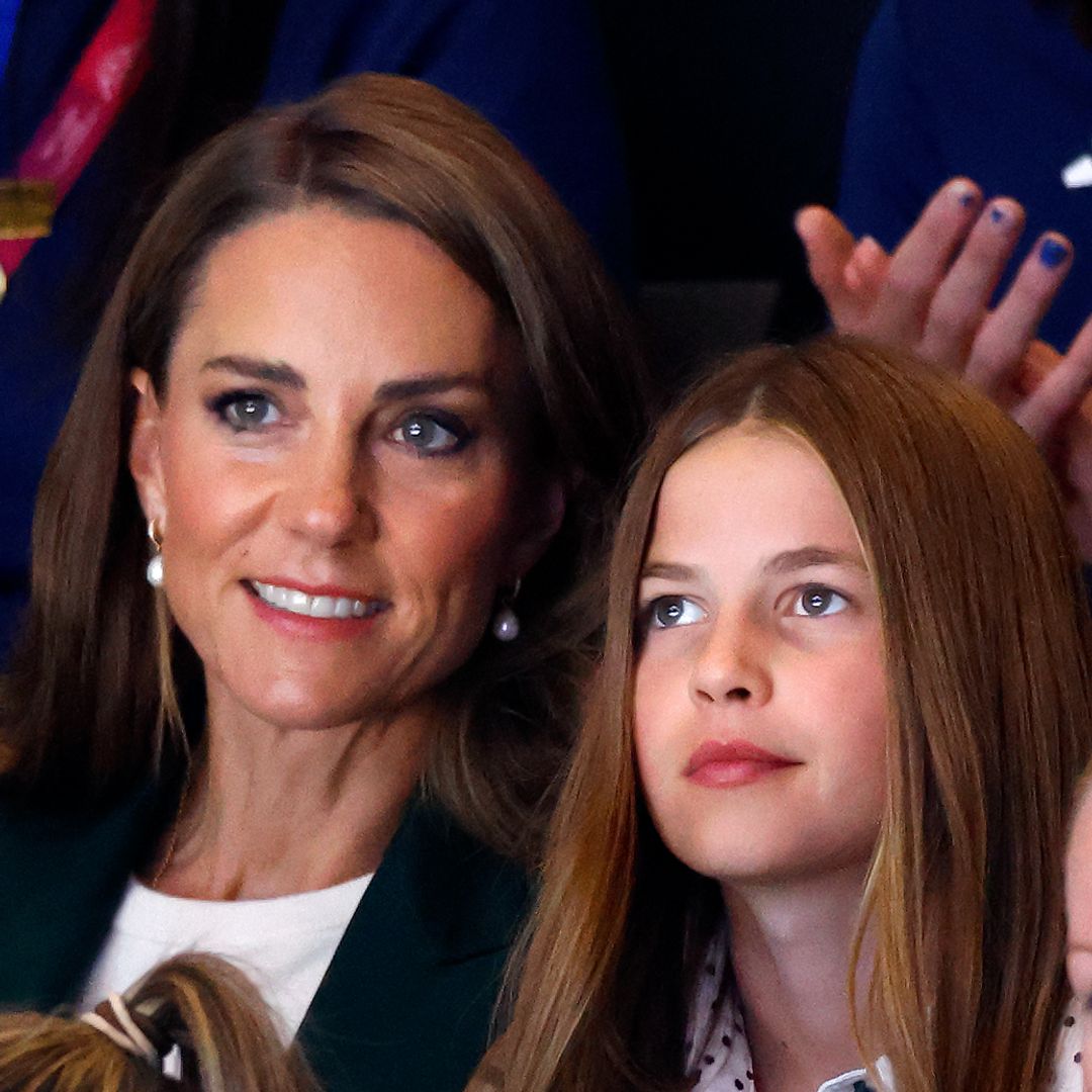 En vídeo. Kate Middleton y su hija Charlotte, pilladas en el metro de Londres como dos pasajeras más al más puro estilo Lady Di