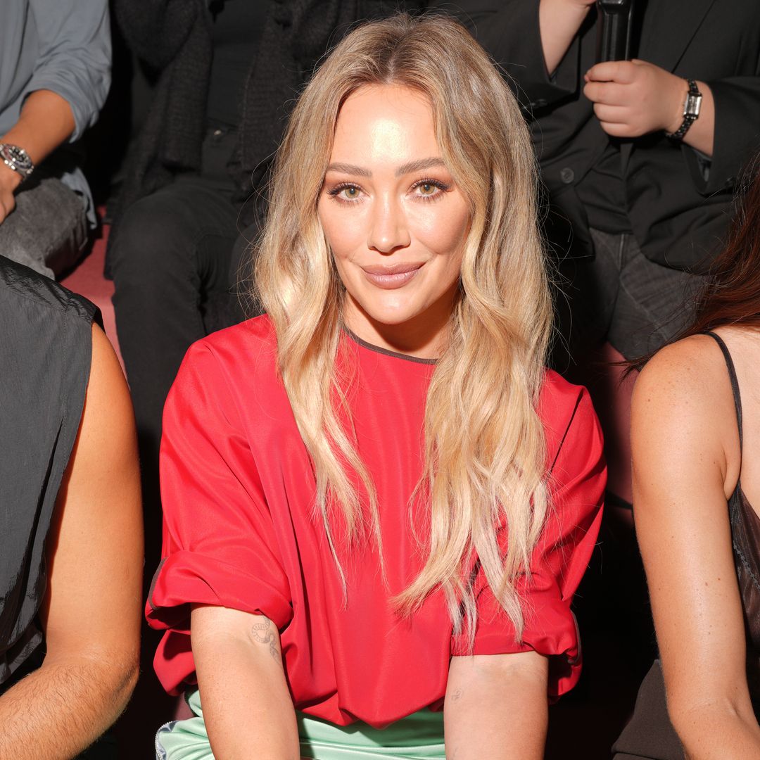 Hilary Duff reaparece con estilo y deslumbra en el ‘front row’ de Fendi en Milán