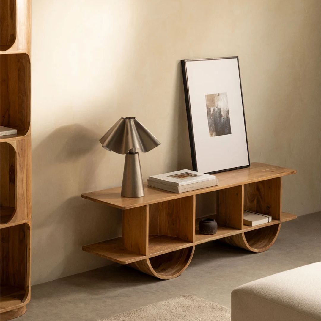 Salón con aparador o estantería de madera de Sklum.
