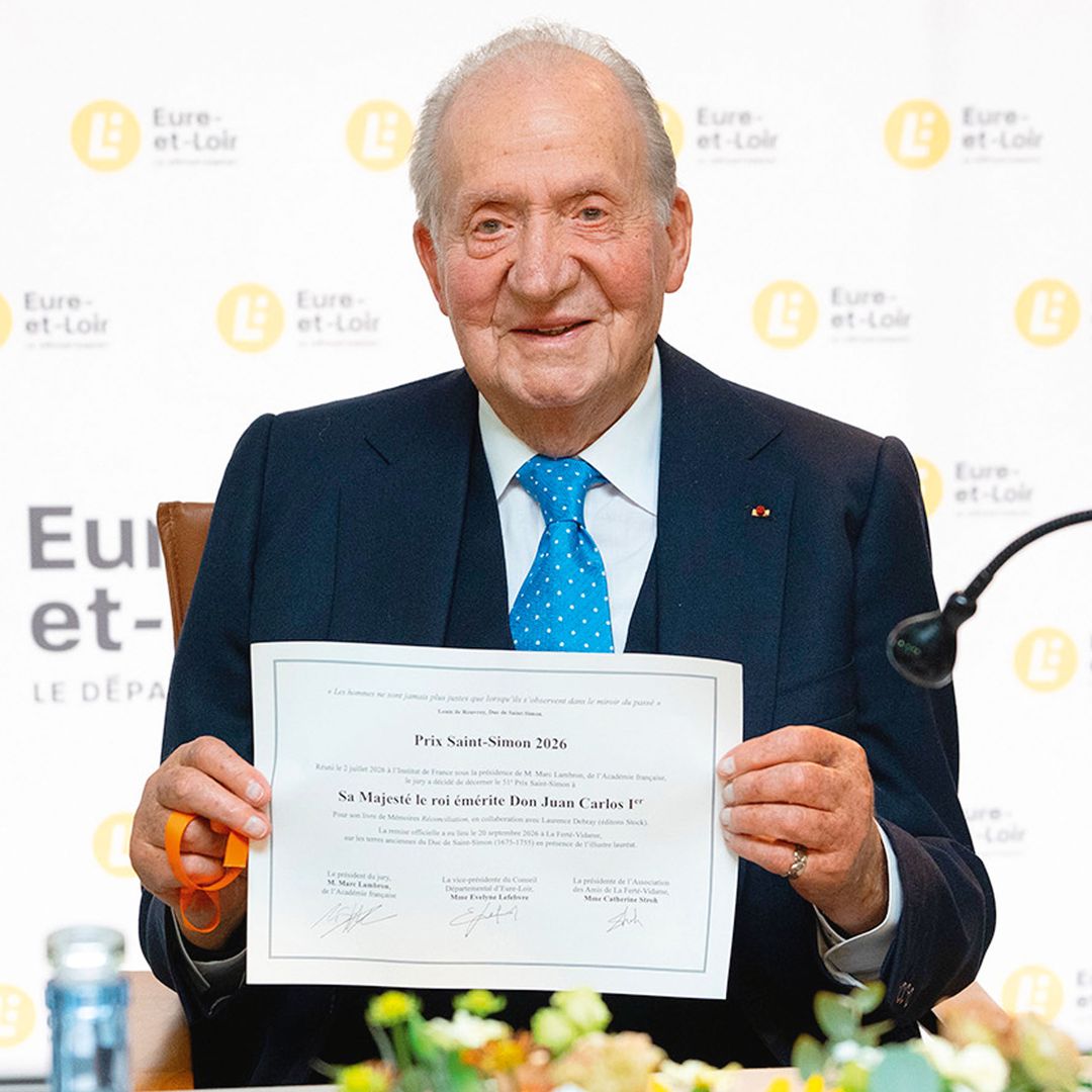 El Rey Juan Carlos hizo un alto en las regatas de Sanxenxo para viajar hasta Francia y recoger su segundo premio literario