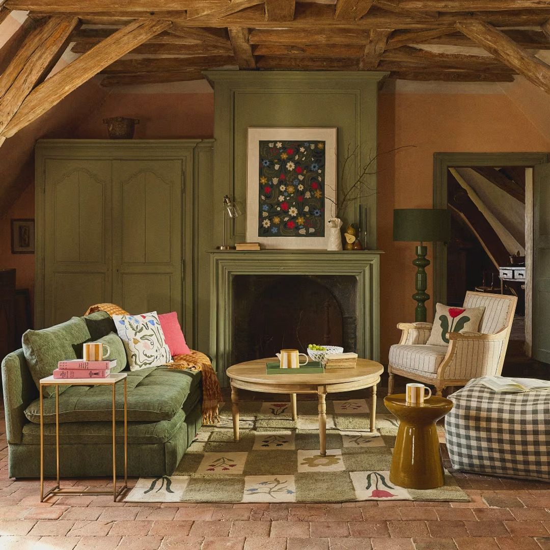 Colección otoño-invierno 2026 de Maisons du Monde. Salón decorado en verdes, con estilo británico.