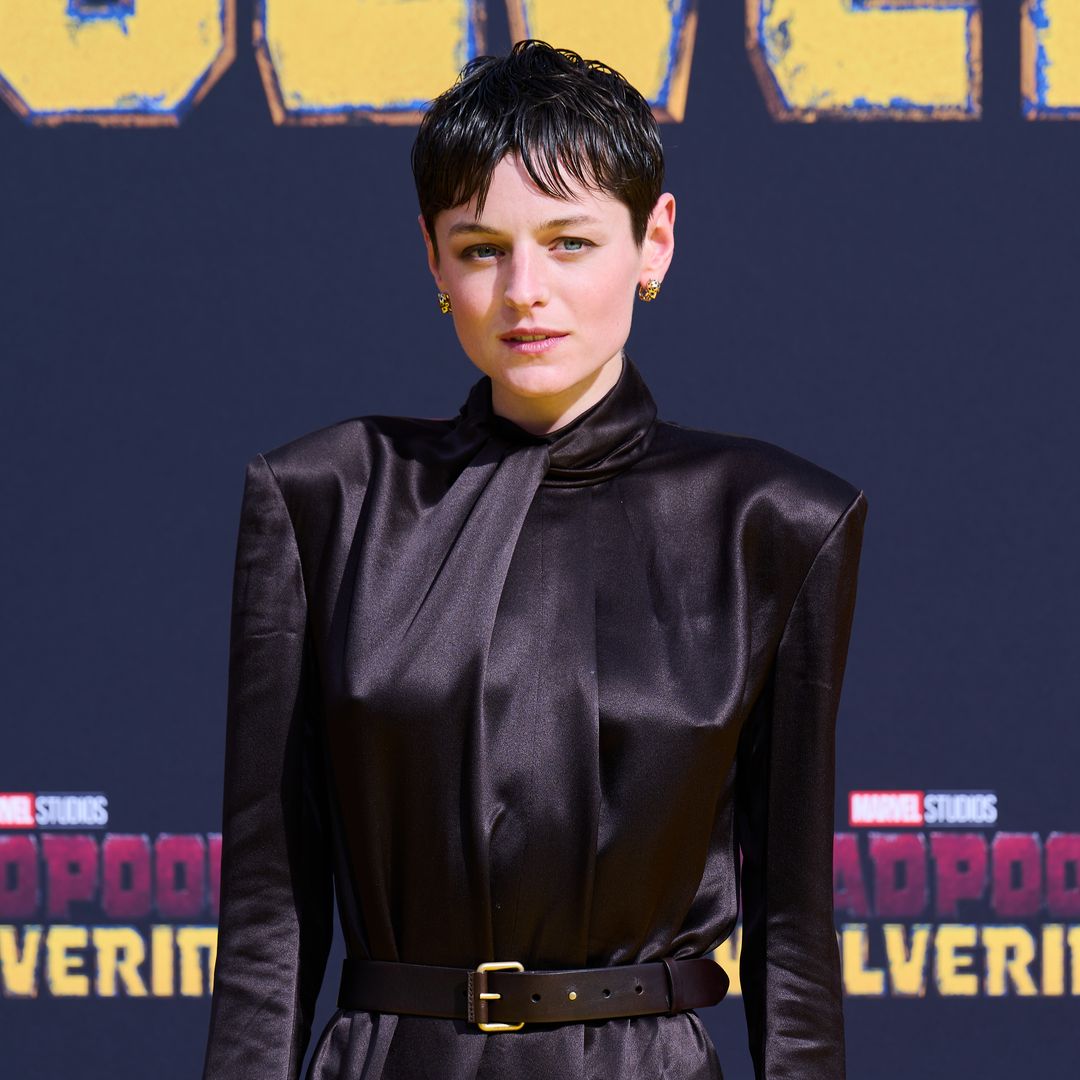 Emma Corrin presume un nuevo 'look' en la premier de su nueva película
