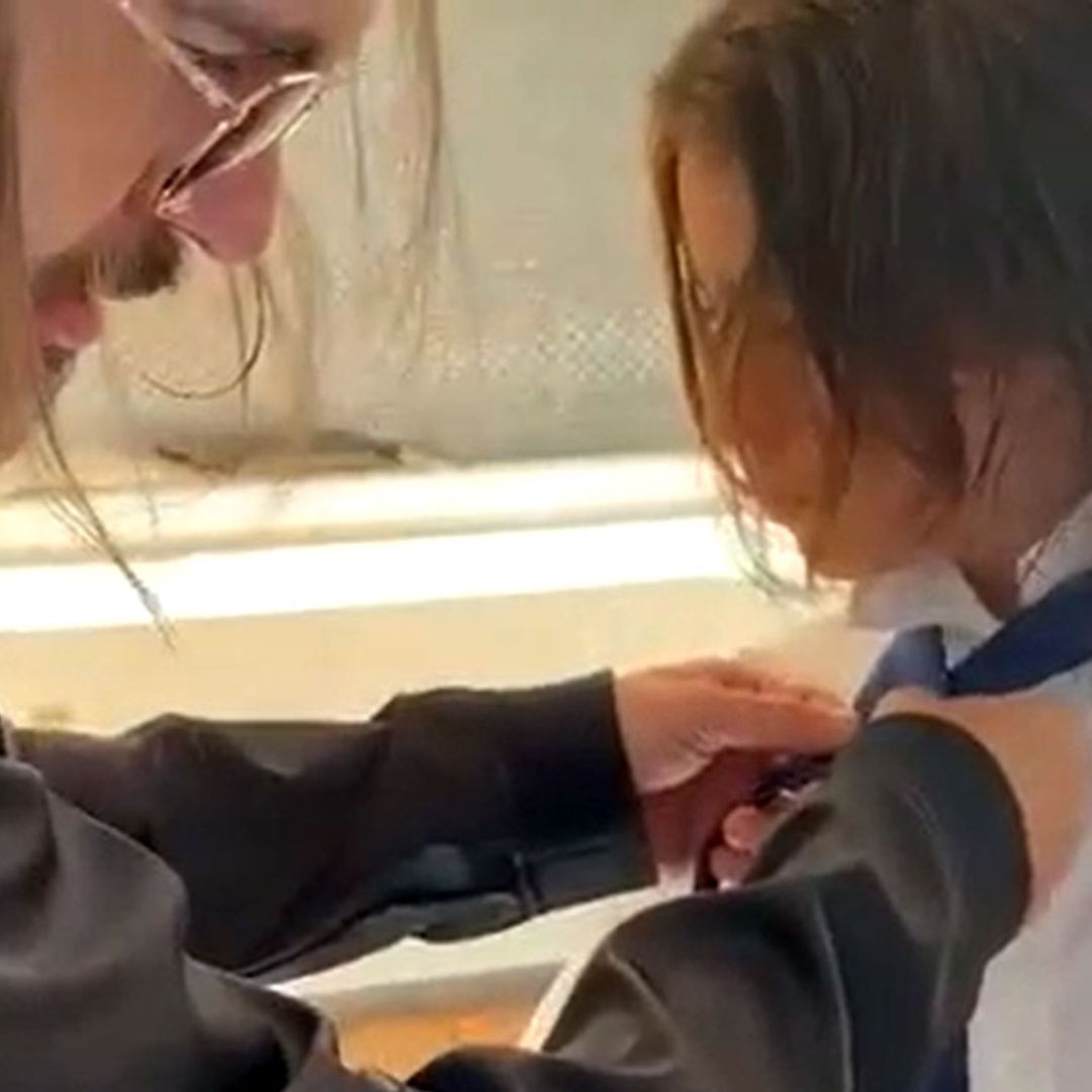 El tierno vídeo de Juanes ayudando a su hijo a vestirse para su graduación ¡con un tutorial!