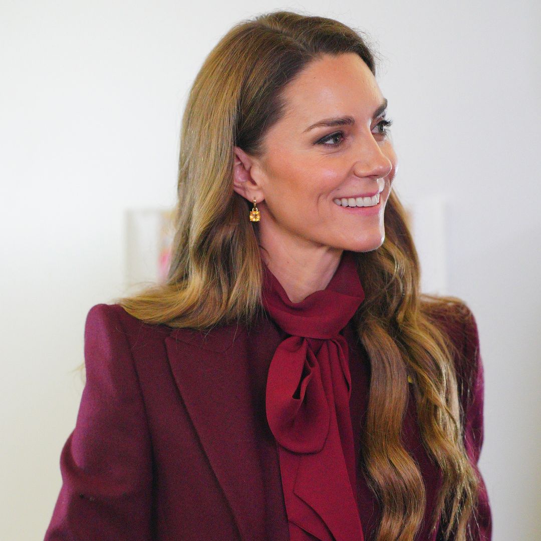 Kate Middleton, de visita en Gales, recupera (y sin tocado) su abrigo burdeos con el que jugó al despiste en 2024