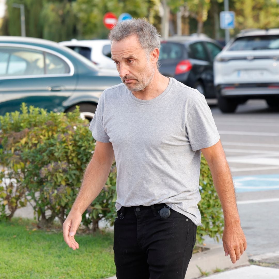 Daniel Guzmán en el tanatorio de Verónica Echegui en Madrid, 25 de agosto de 2025
