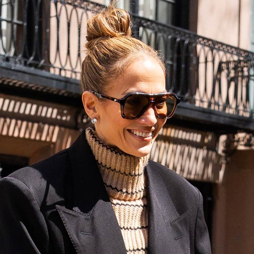 Vaqueros anchos y sandalias de plataforma XL: la alianza que Jennifer Lopez sabe cómo llevar en looks elegantes
