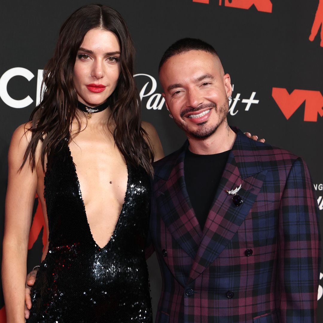 Valentina Ferrer y J Balvin apuestan por un gesto de complicidad sutil y elegante en los VMA's