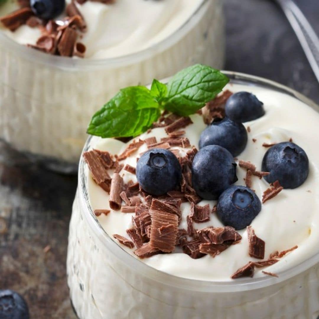 'Mousse' de chocolate blanco con arándanos