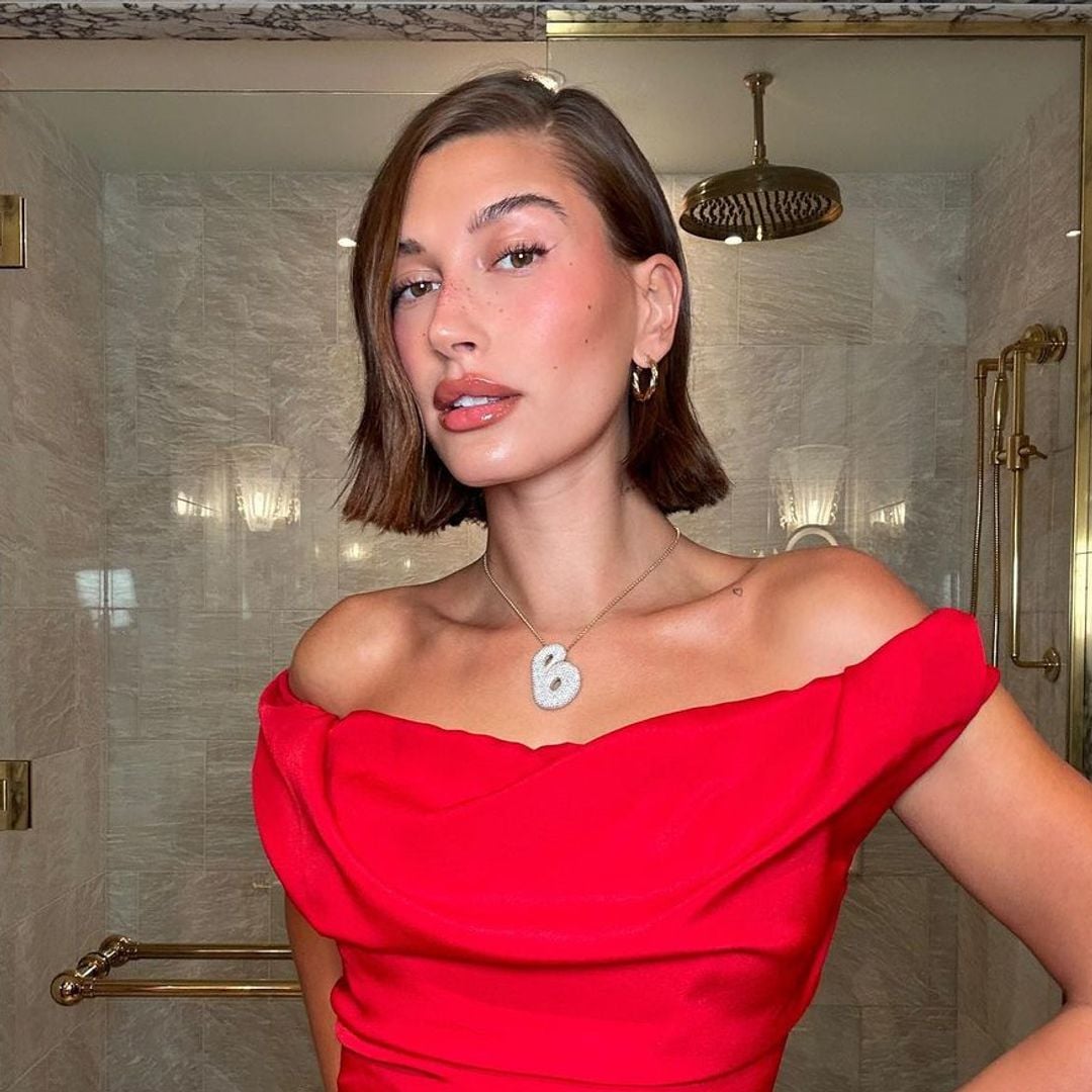 Hailey Bieber estrena un exclusivo collar de diamantes dedicado a su hijo