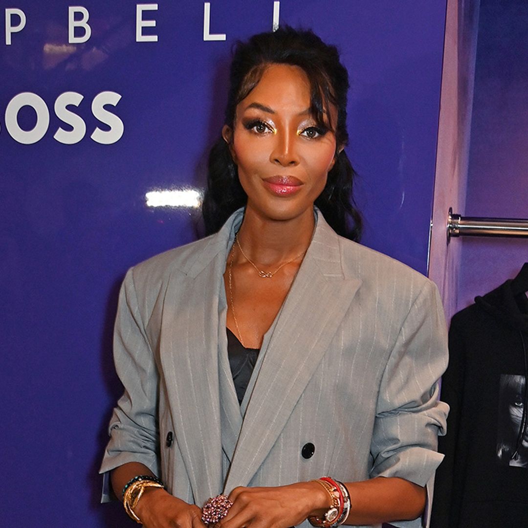 Naomi Campbell diseña su propio traje de chaqueta de rayas diplomáticas para celebrar un nuevo proyecto