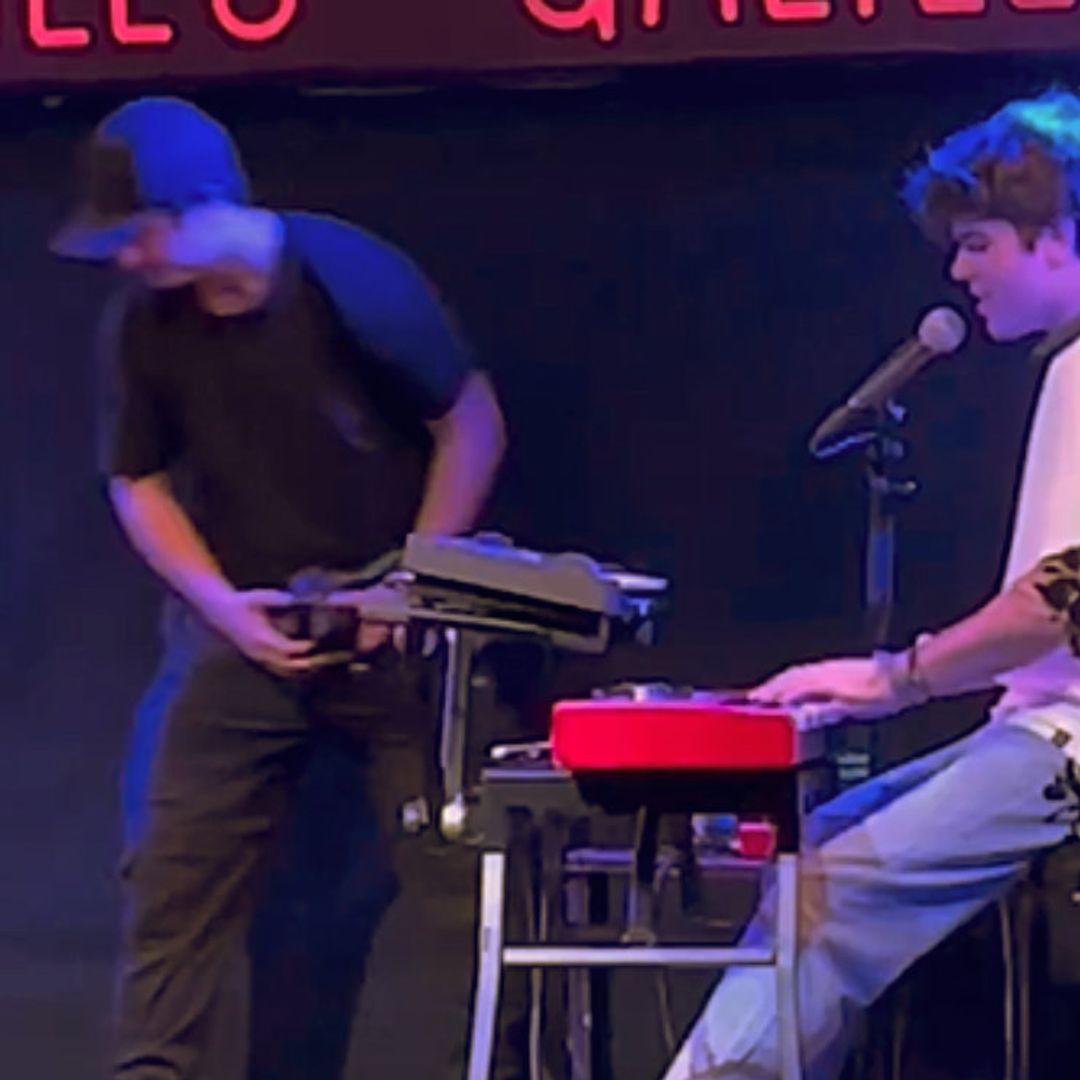 Descubre a Íñigo Quintero, el joven cantante coruñés que ya es un auténtico fenómeno