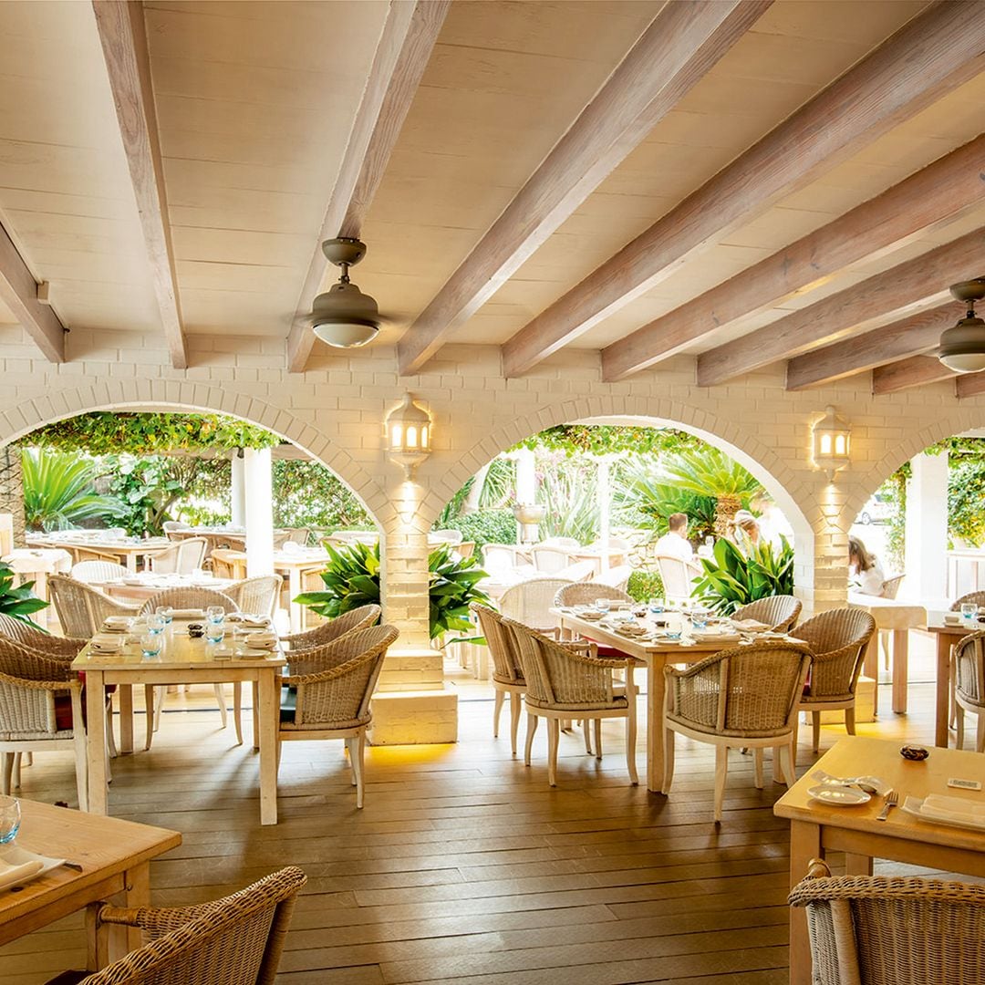 El luminoso comedor de  su restaurante El Jardín   resume la elegancia con la que Maca de Castro recibe a sus comensales.