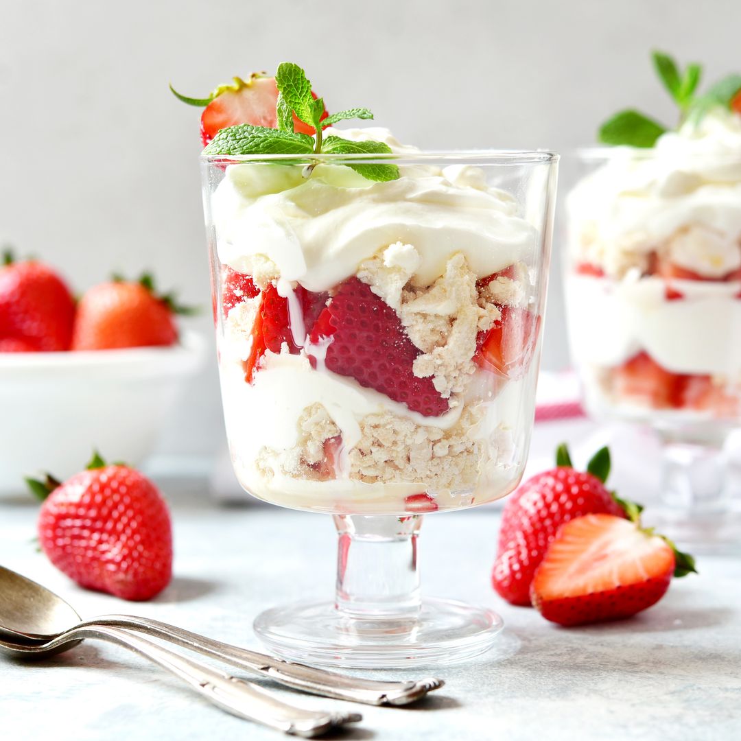 Tres ingredientes y sencillísimo: el postre ‘desordenado’ con fresas más popular de Reino Unido