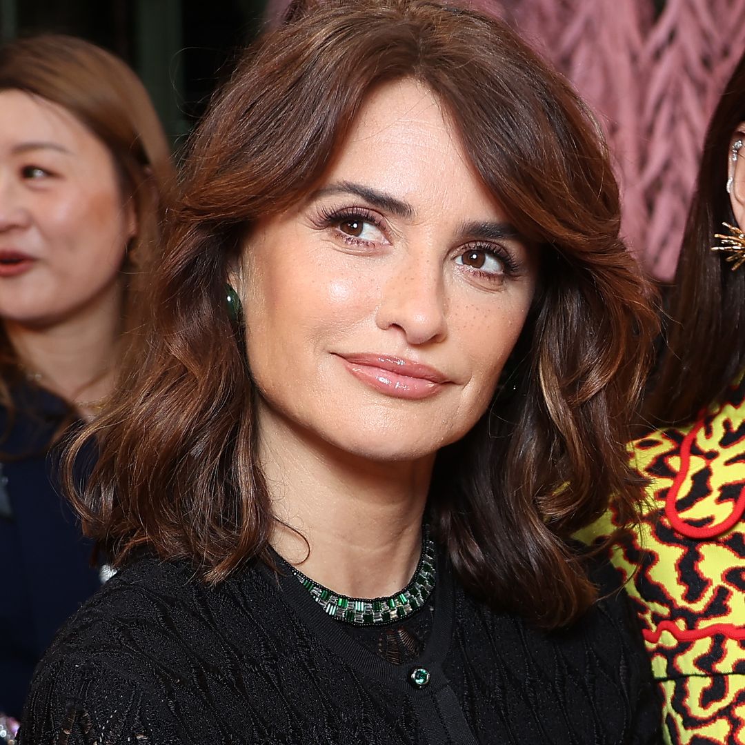 Penélope Cruz reaparece en París con nuevo look: melena 'shaggy' con flequillo rejuvenecedor y color castaño cereza