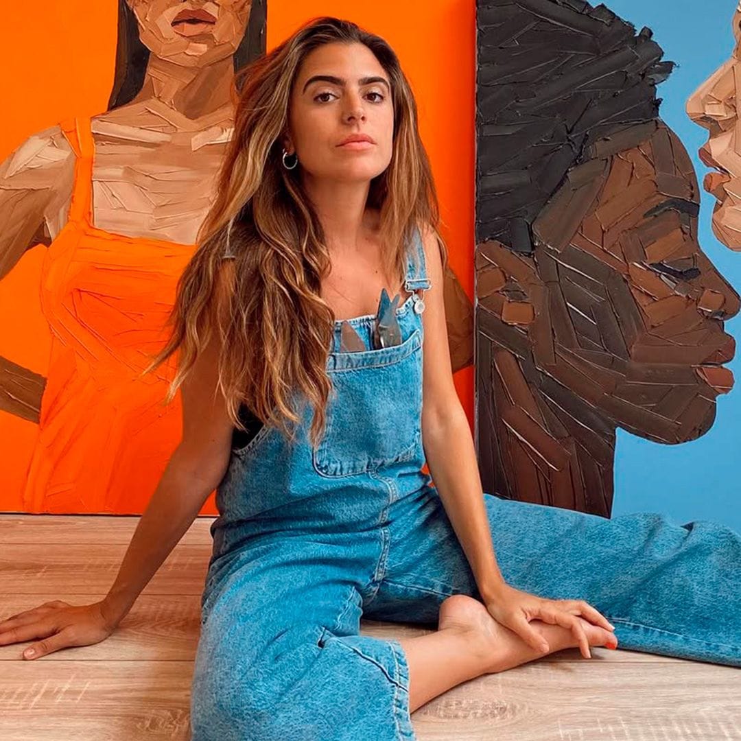 Elena Gual, la mallorquina que transformó su alergia en arte y conquista Nueva York: “La moda es esencial en mis obras”