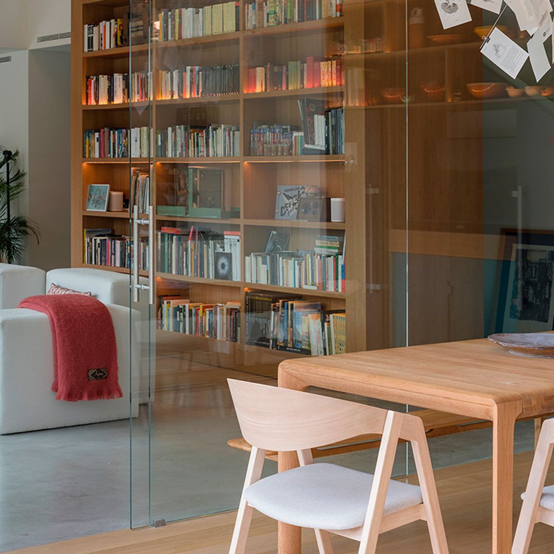Esta casa de estilo moderno desprende calidez y funcionalidad a partes iguales