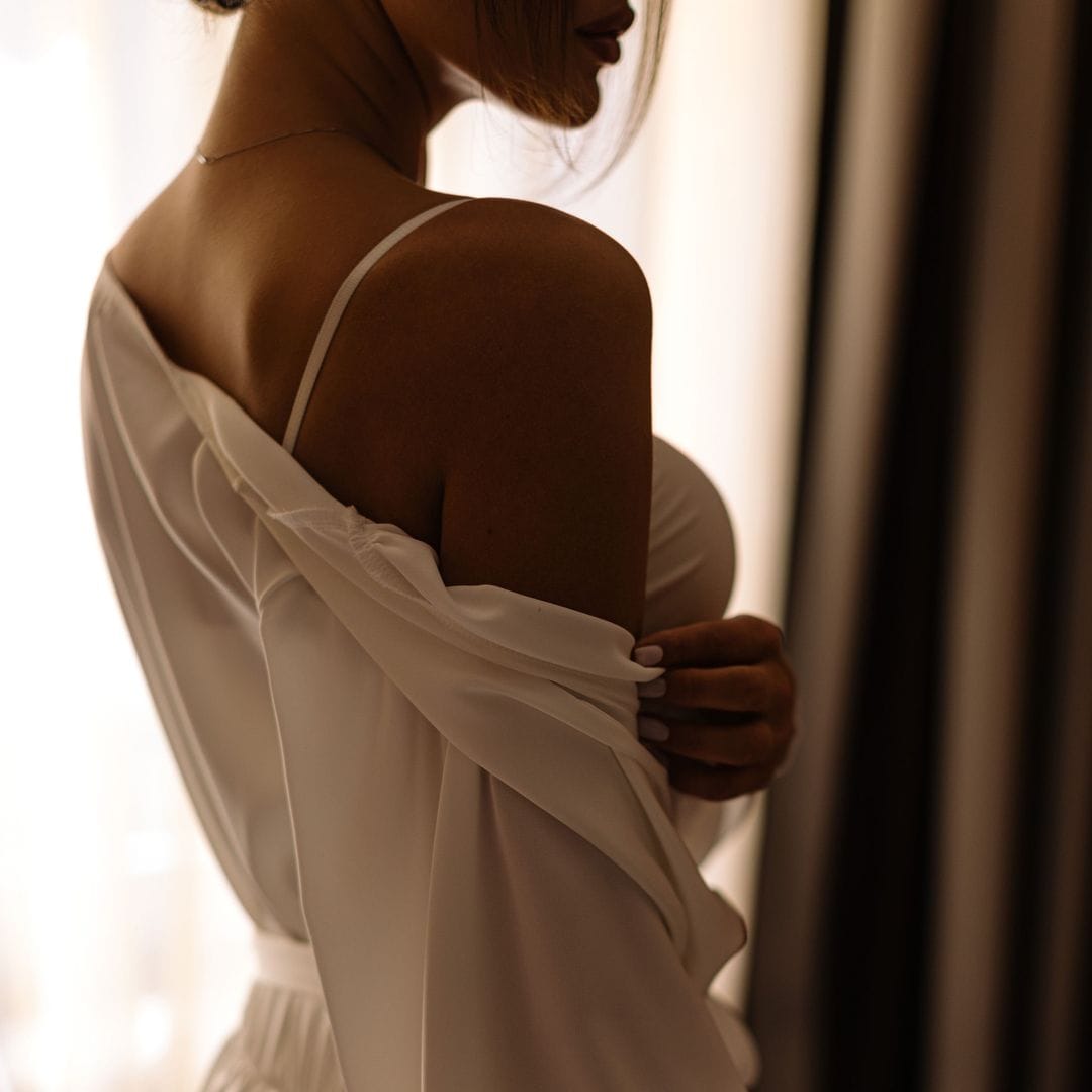 Mujer perfil bata de seda blanca
