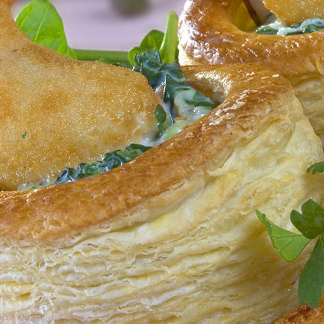 Volovanes rellenos de crema de espinacas y gambas a la gabardina