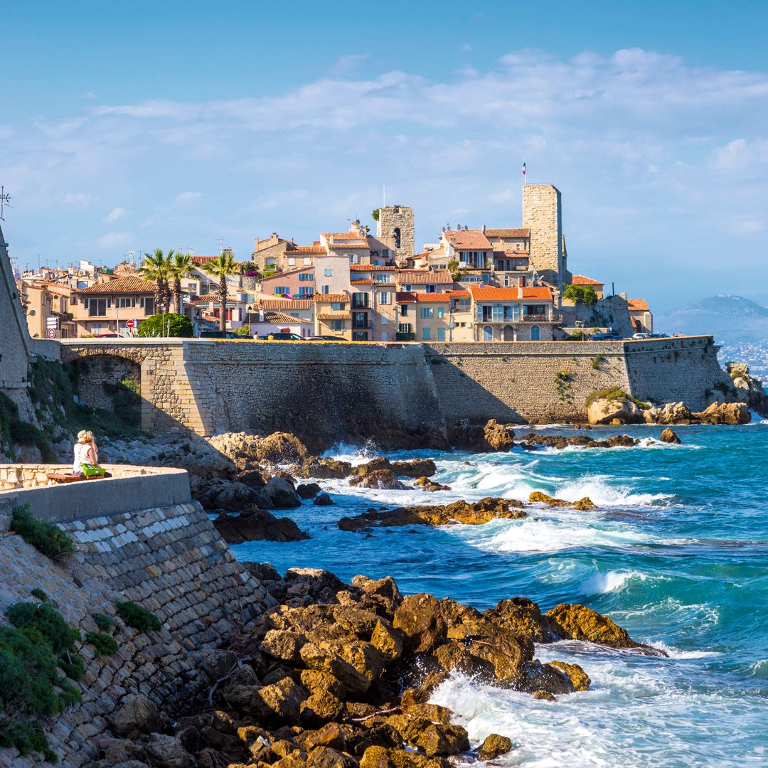 La ciudad francesa en la Costa Azul donde se inventó el verano y conquistó a Picasso, Hemingway y las grandes fortunas