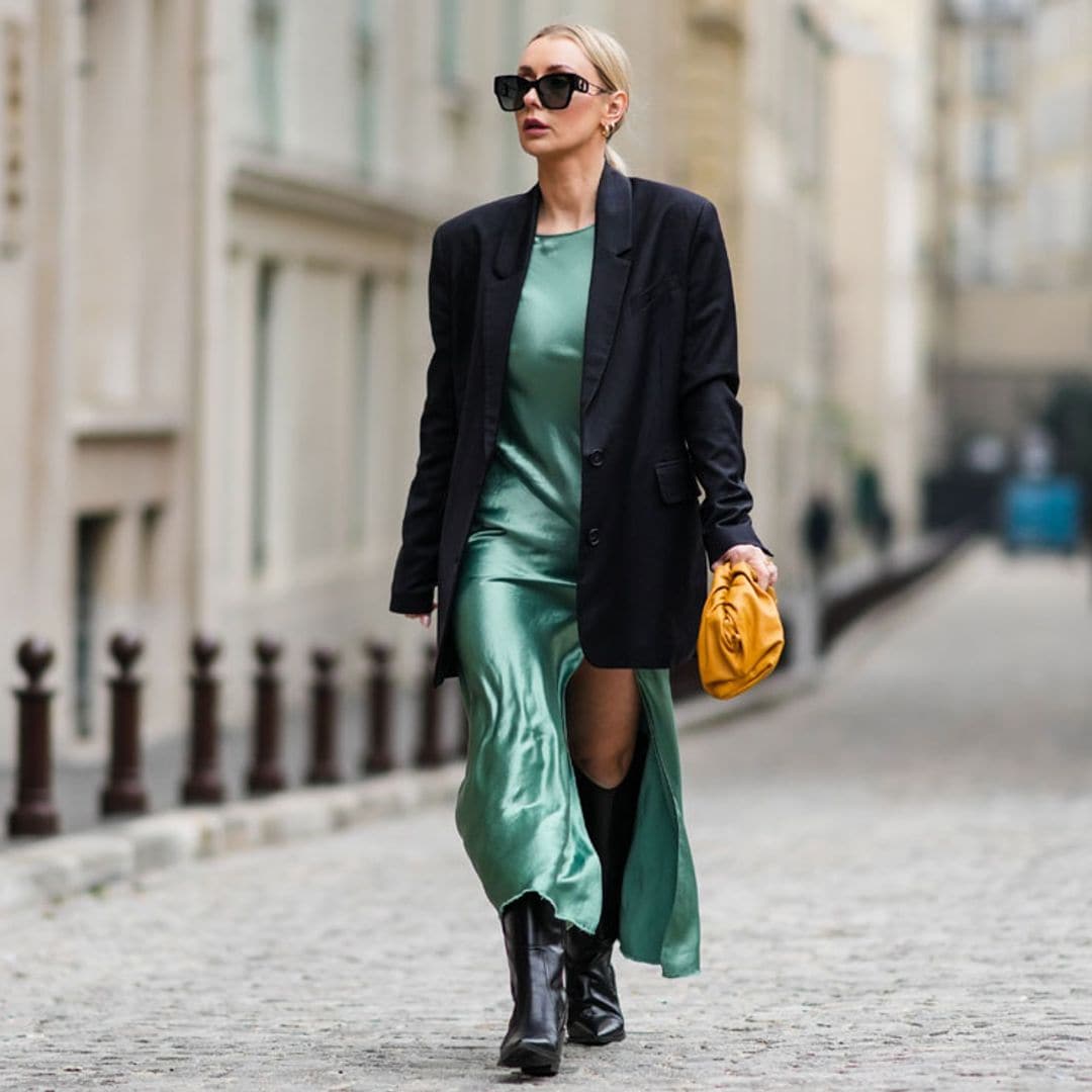Es posible llevar vestido lencero en otoño con estas combinaciones
