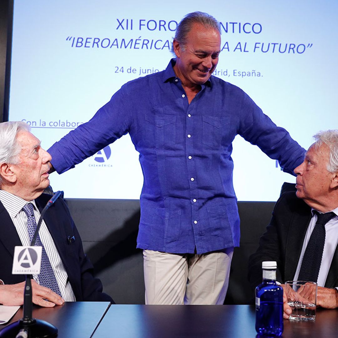 La charla de Bertín Osborne, Mario Vargas Llosa y Felipe González con unas espectadoras de excepción