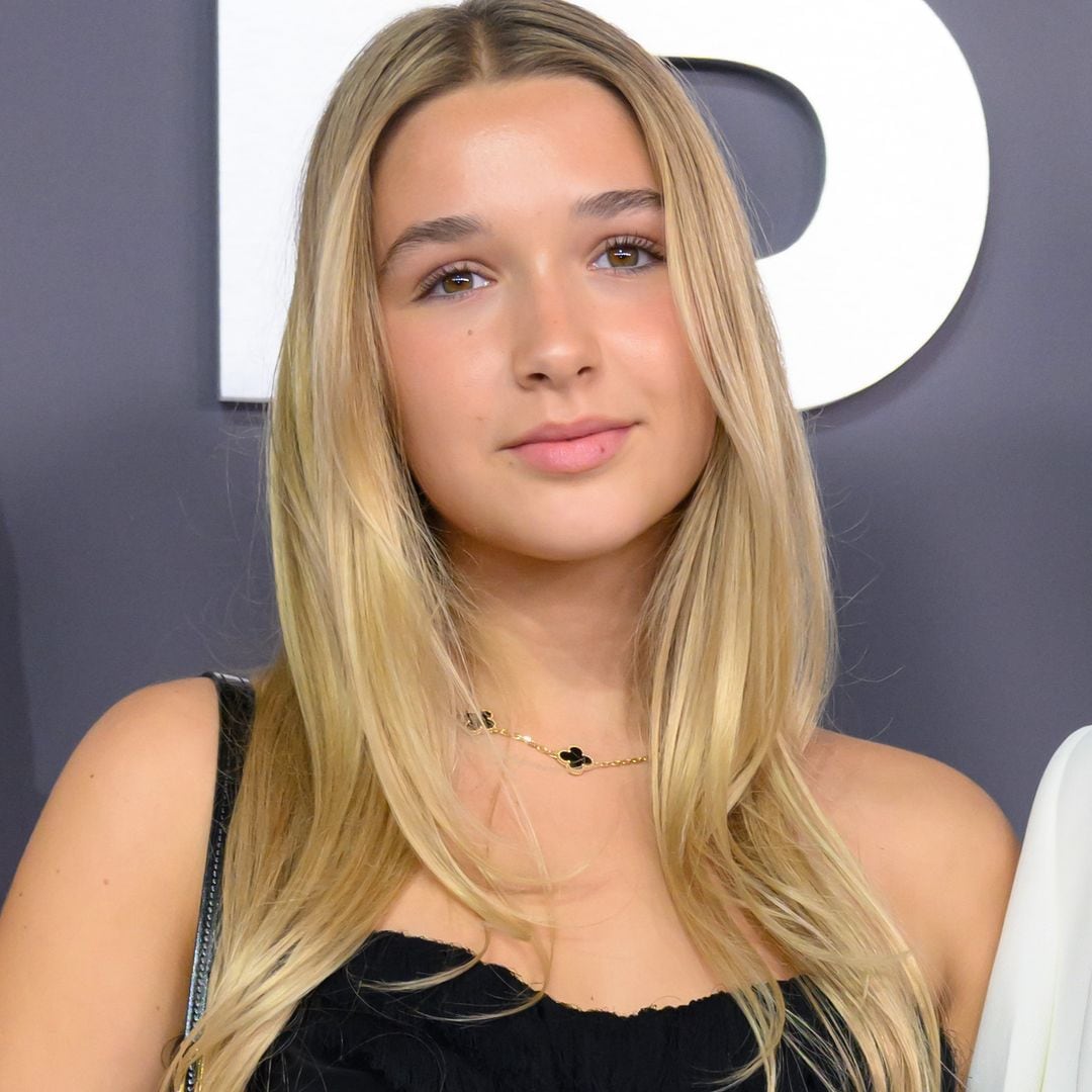 De satén y plumas: Harper Beckham se convierte en la invitada de boda con más estilo