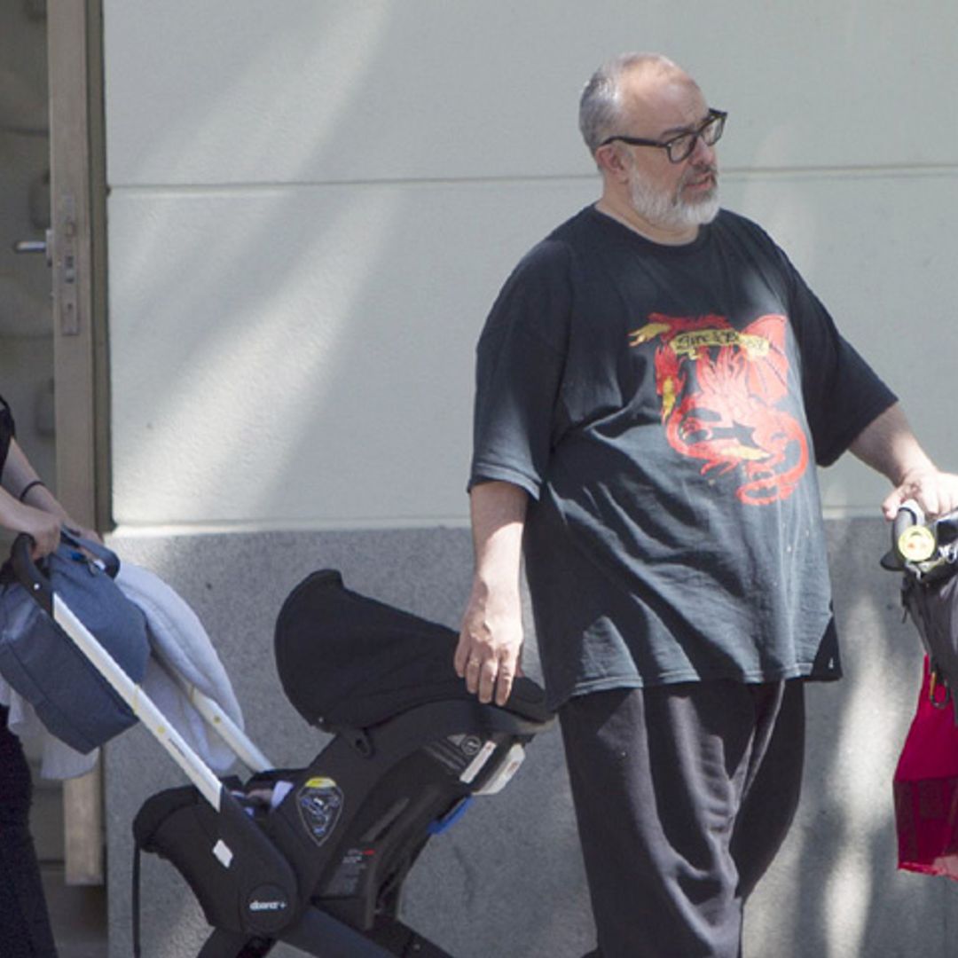 Álex de la Iglesia y Carolina Bang, de paseo con sus dos niñas, Julia y Daniela
