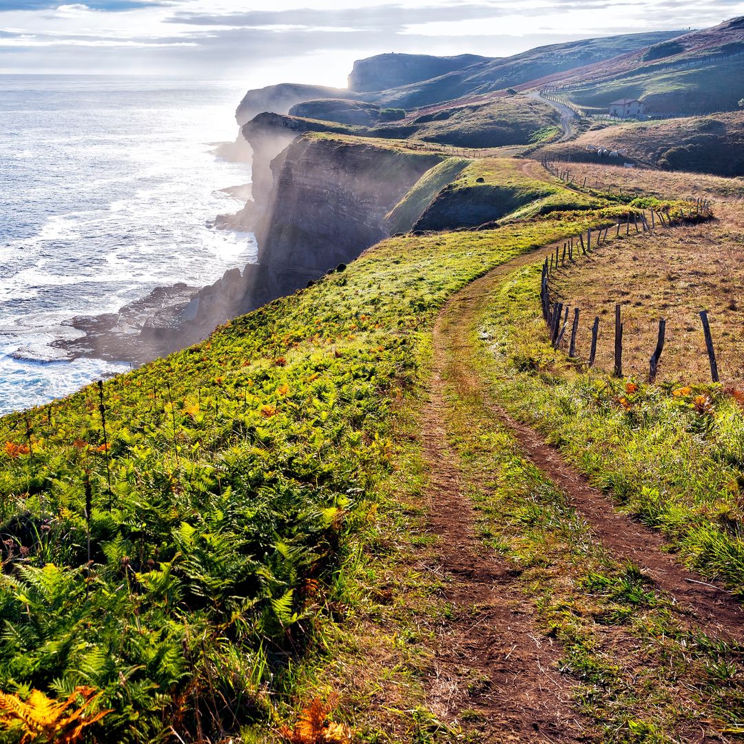 Espectaculares acantilados en Cabo Quejo, Isla, Cantabria