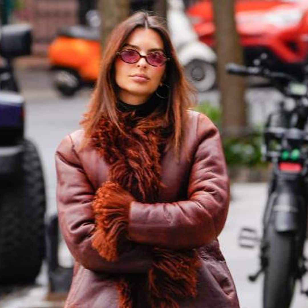 Emily Ratajkowski se une a la ‘cowgirl era’ de Beyoncé con botas vaqueras