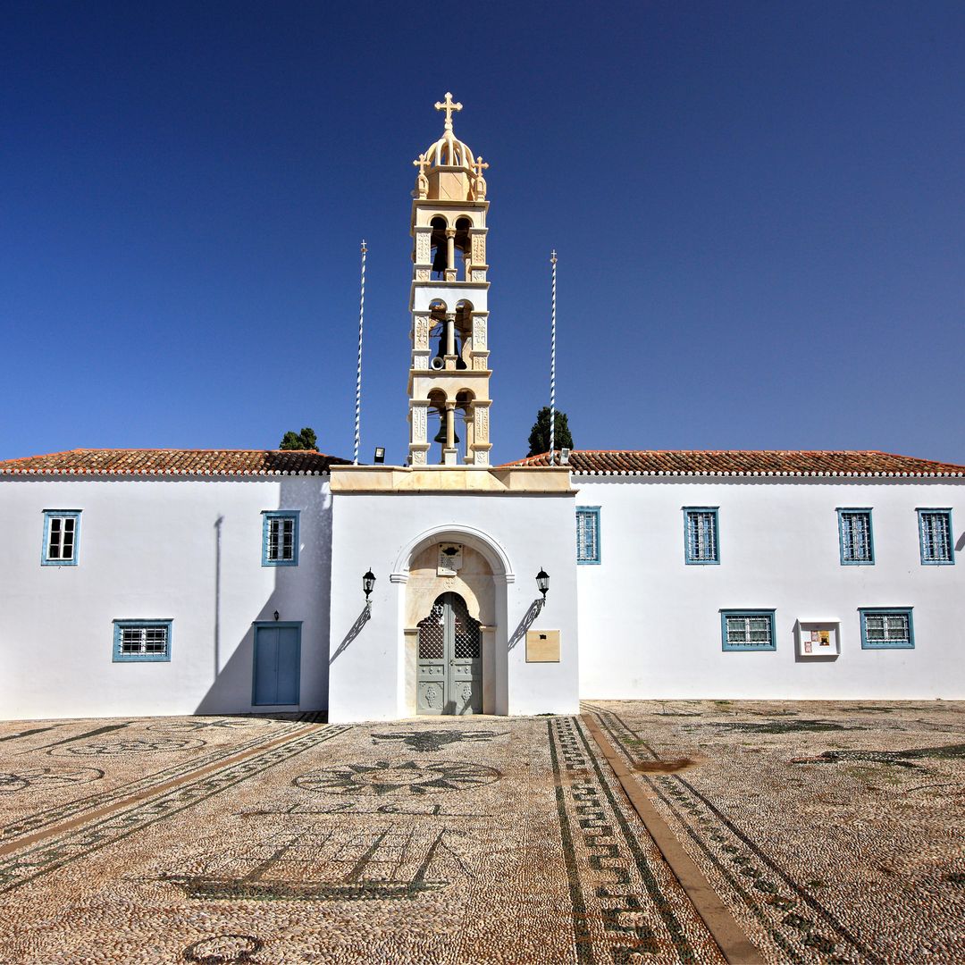 iglesia de Agios Nikolaos ("San Nicolás") y su impresionante suelo empedrado, isla de Spetses, Ática, Grecia
