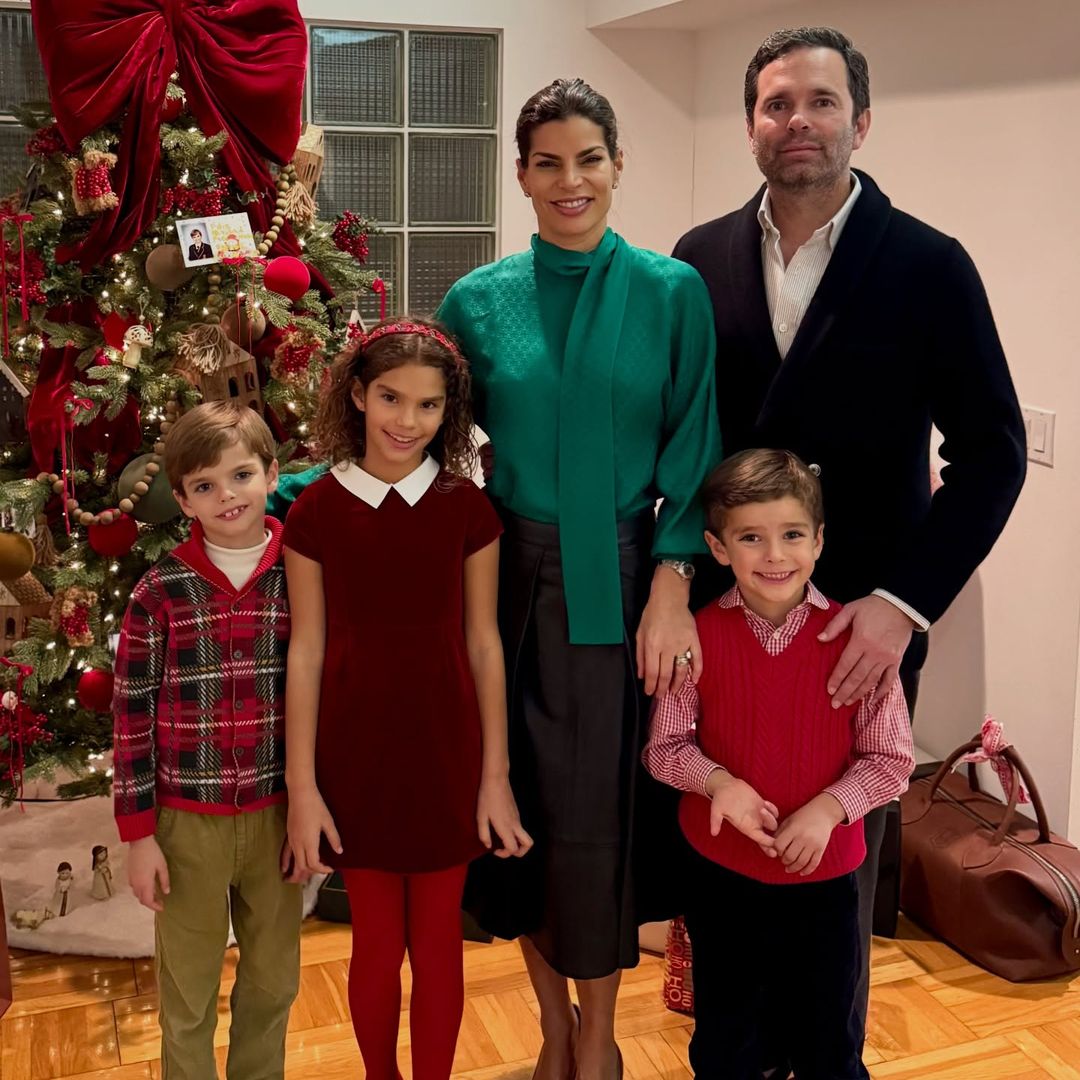 Bárbara Coppel despide las celebraciones con un entrañable posado junto a sus hijos y esposo