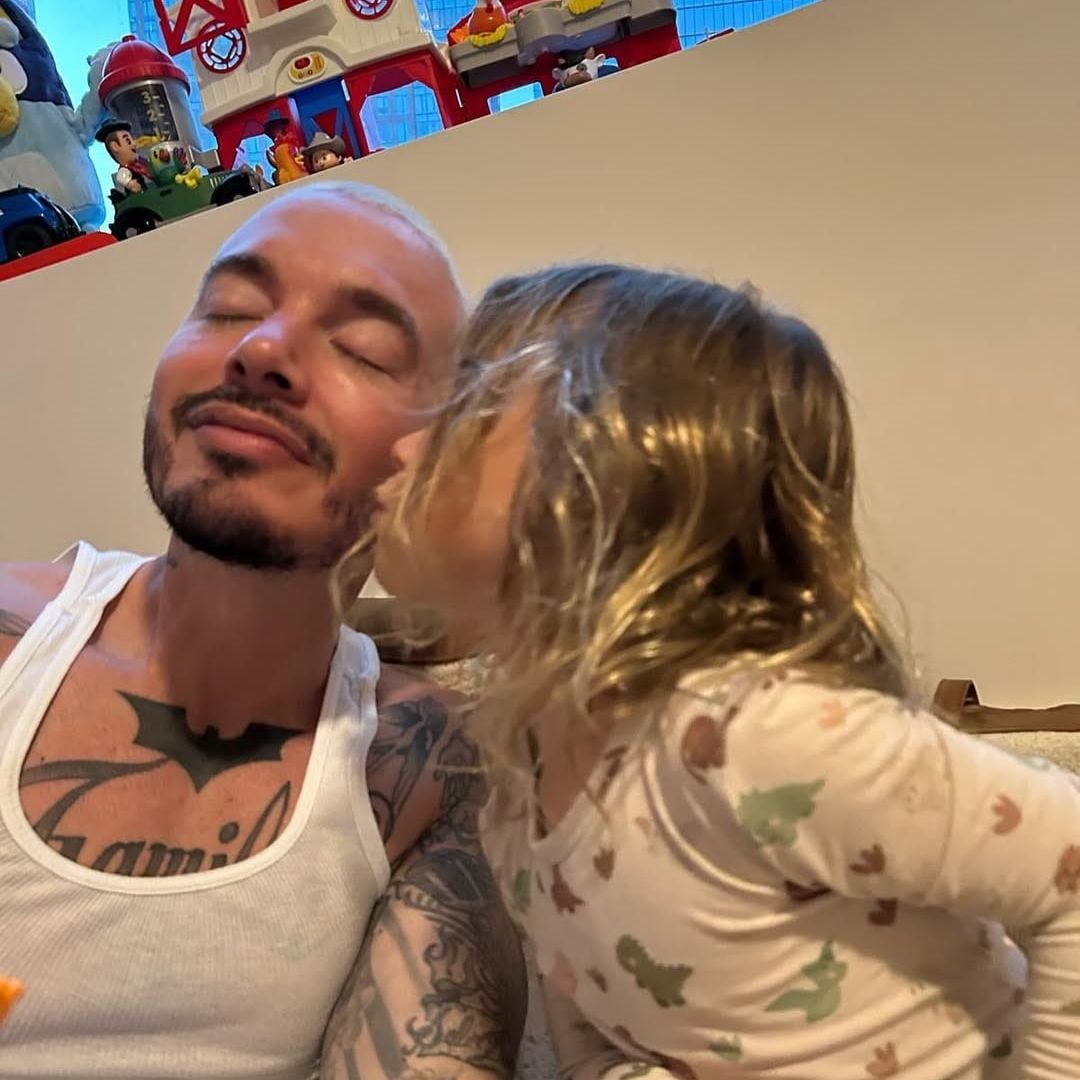 J Balvin y su hijo, Río, protagonizan una divertida lucha de dinosaurios gracias a Maluma