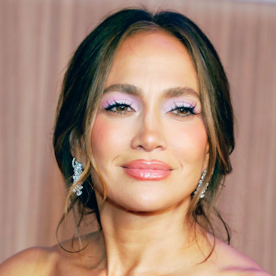 Ni moño ni ondas de sirena: Jennifer Lopez confirma que la "trenza anudada" es el peinado más romántico de la primavera