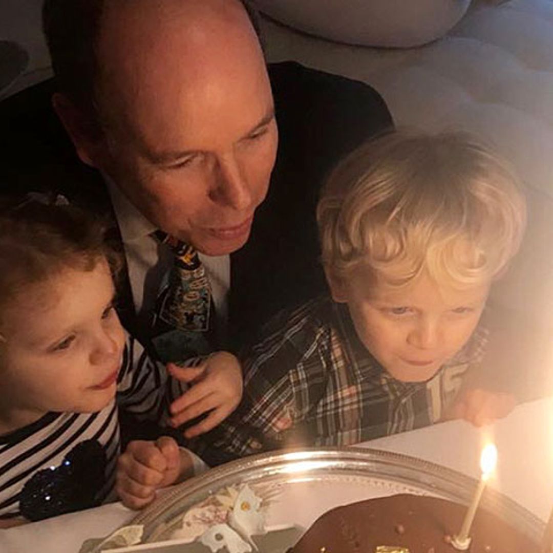 Alberto de Mónaco sopla las velas en su 60 cumpleaños junto a sus hijos Jacques y Gabriella