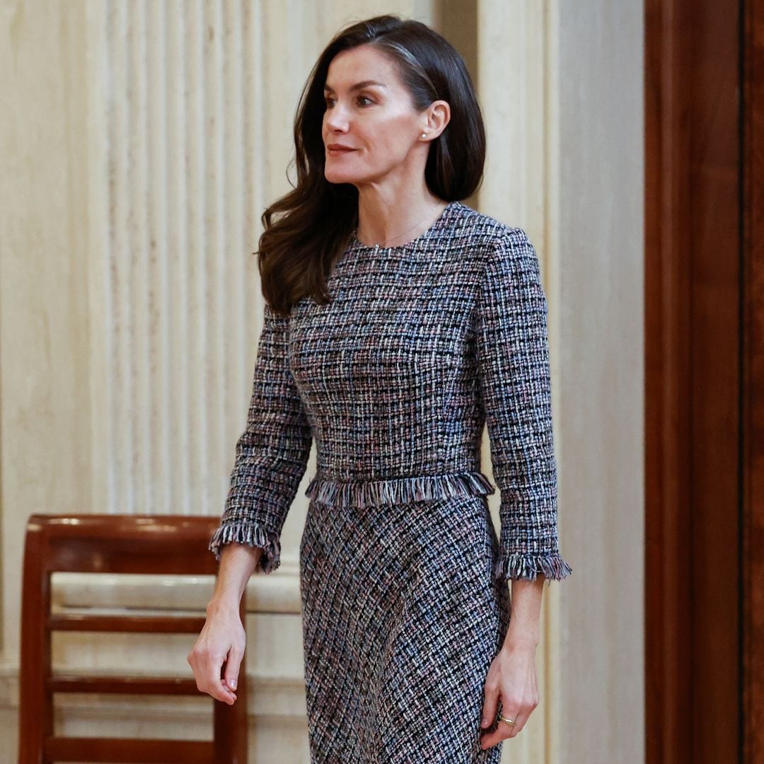 La reina Letizia recupera su vestido enigmático de 'tweed' que siempre lleva con el mismo calzado