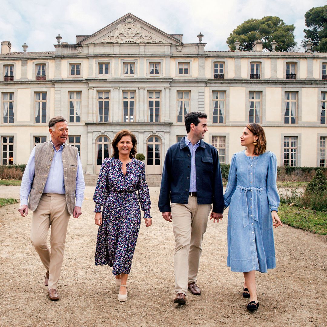 Nicolas y Miren de Lorgeril, propietarios del imponente Château Pennautier, junto a su hijo Henri y su mujer, Marie Camille, futuros herederos de esta joya arquitectónica del siglo XVII, situada en la región francesa de Languedoc-Rosellón. 
