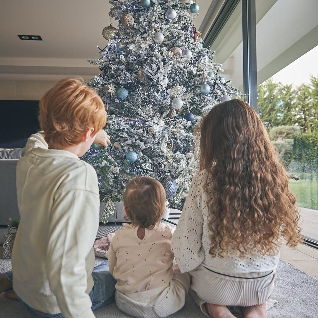 Helen Lindes y Rudy Fernández abren el álbum familiar para felicitar la Navidad junto a sus tres hijos
