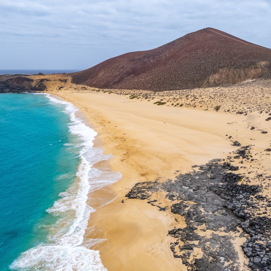 Las playas de La Graciosa, un paraíso sin coches donde el tiempo parece haberse detenido