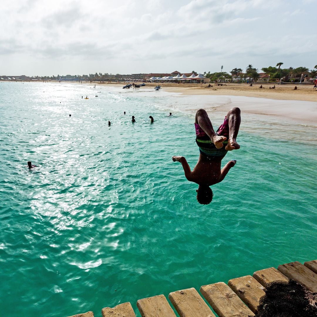 Jóvenes de Cabo Verde saltando en el mar