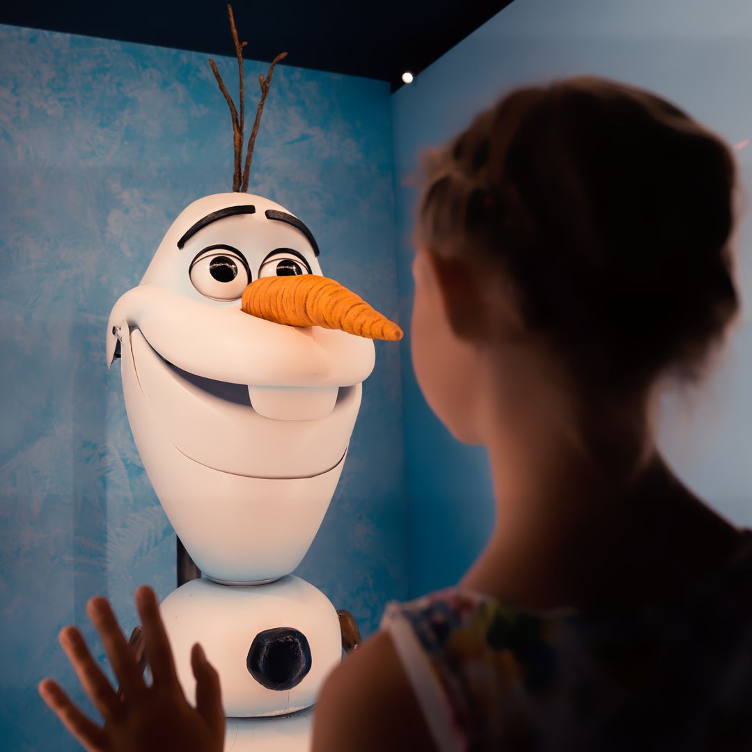 Marioneta de Olaf de Frozen—Live at the Hyperion
(2016–2020), en Disney California Adventure® Park, expuesta dentro de la galería La Ilusión de la Vida