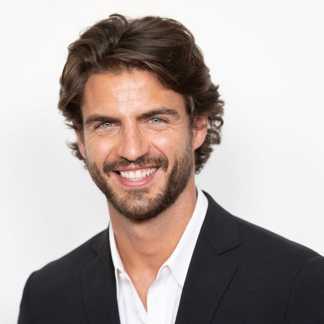 Maxi Iglesias sigue los pasos de Tom Cruise en 'Top Gun': el actor se gradúa como piloto de aviones