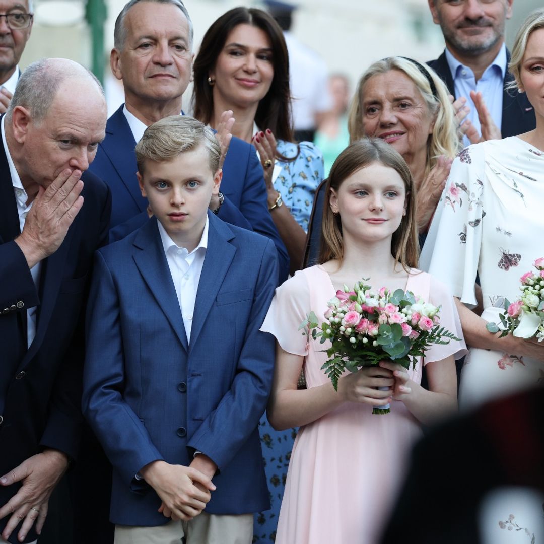 ¿Qué le dice el príncipe Alberto a su hijo al oído? Jacques y Gabriella de Mónaco, protagonistas del tradicional pícnic de Mónaco