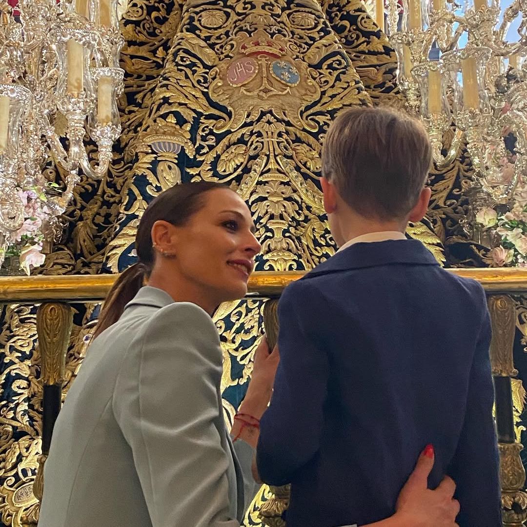Eva González y su hijo Cayetano viendo un trono en Sevilla