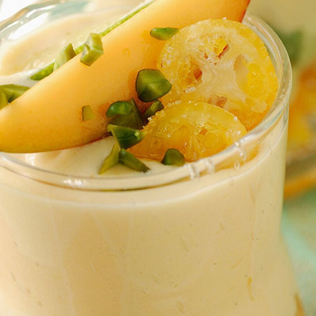 'Mousse' de mango con ciruela y 'kumquat'